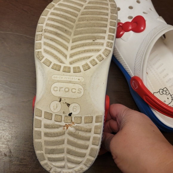 Sanrio Hello Kitty Crocs with Bow Accents - Picture 6 of 7